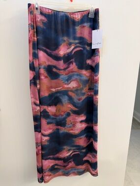 NWT Love Fire Maxi skirt. Size M - Navy with pinks. Lined
